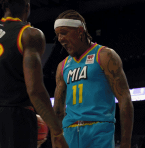 我有的是手段💥比斯利赛中利用大吼 怒视 跳舞不断干扰霍华德!